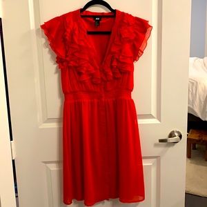 H&M red ruffled party dress. Fun and flirty! 💃🏻